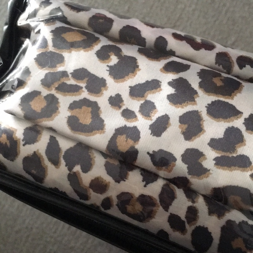 New Betsey Johnson Satin King Sheet Set - Picture 5 of 5